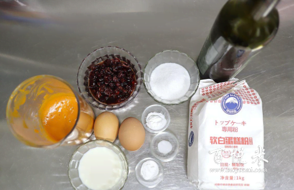 2個(gè)雞蛋做11杯蛋糕,不打發(fā)雞蛋不放黃油,拌一拌就烤蓬松暄軟